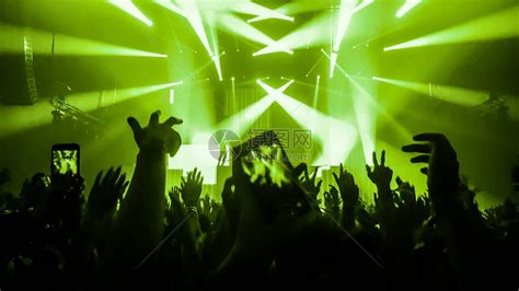 快乐的人在夜总会DJ派对音乐会上跳舞高清图片下载-正版图片506573964-摄图网