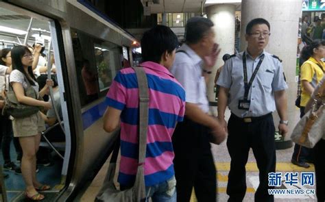 南京地铁工地突发地陷 公交车被“吞”_财经_腾讯网