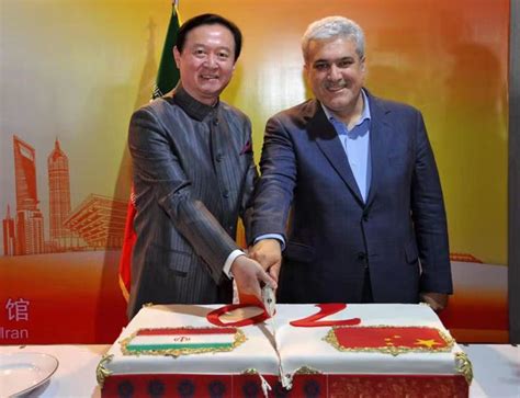 我驻伊朗使馆隆重庆祝新中国成立70周年：生日蛋糕格外亮眼_环球 _ 文汇网