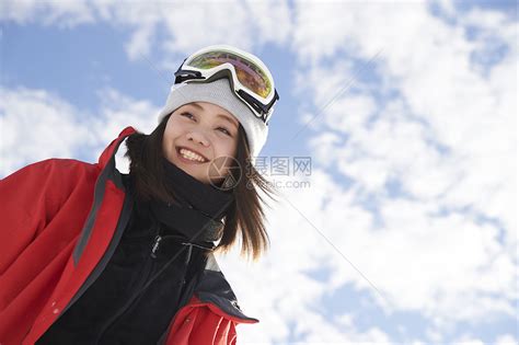 雪地上穿戴滑雪装备的人高清图片下载-正版图片501879391-摄图网