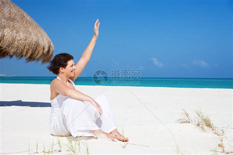 在海滩上快乐的女人娱乐天堂中年福利蓝色女孩幸福海岸热带自由高清图片下载-正版图片321373037-摄图网