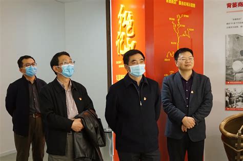 国务院研究室农村经济研究司司长张顺喜同志参观红色背篓纪念馆
