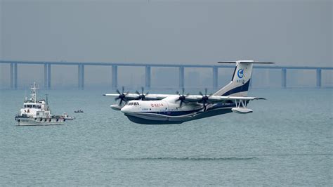 大型水陆两栖飞机“鲲龙”AG600青岛成功实现海上首飞-半岛网