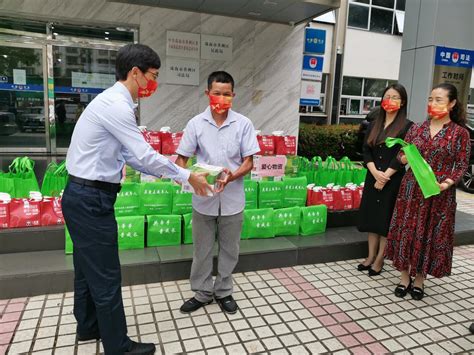 珠海市民政局联合关爱协会为50户困难家庭送爱心防疫物资