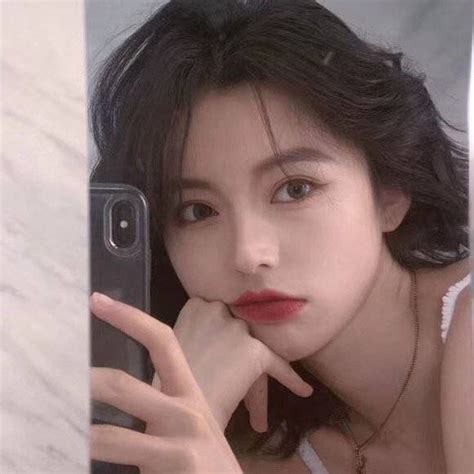 女生头像对镜温柔