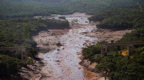 航拍巴西史上最严重溃坝污染事故 有毒污泥流入大海(组图)|溃坝|洪水|灾难_新浪新闻