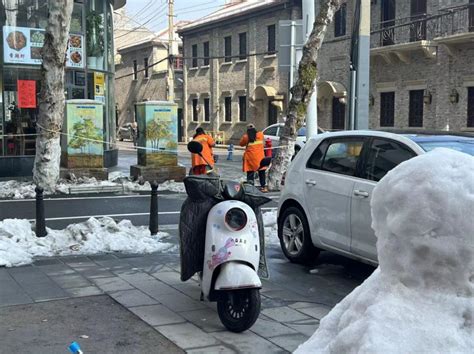 冻雨后的武汉：新春暖阳下冰雪消融，环卫工人仍在一线-财经-金融界