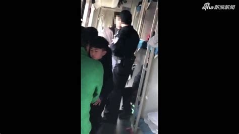 视频-无座女乘客拒补票坐卧铺车厢 阻碍铁警执法被拘_手机新浪网