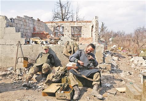 乌克兰军队控制红利曼 民众排队领取人道主义救援物资