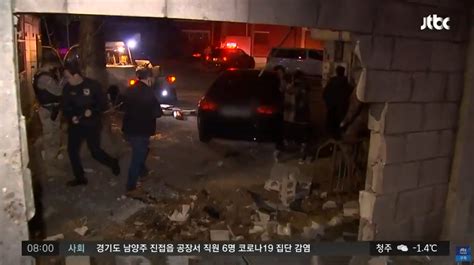 砰！韩国女子驾车猛撞美军基地 墙上出现大坑_邻邦扫描_军事_新闻中心_台海网