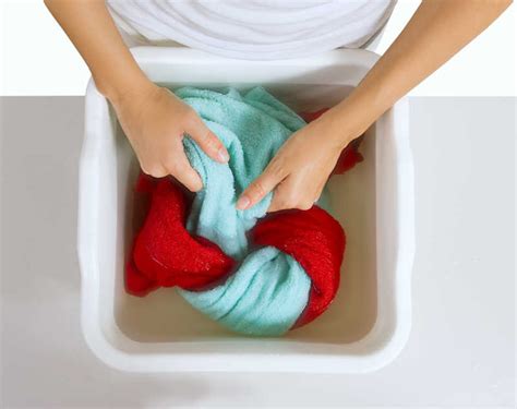 搓洗衣服图片-双手搓洗衣服的过程素材-高清图片-摄影照片-寻图免费打包下载