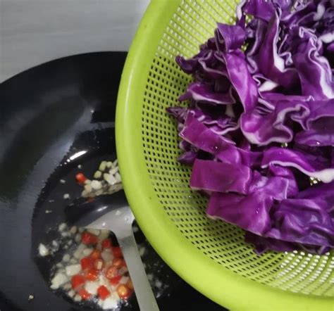 素炒紫甘蓝最正宗的做法 ，脆爽好吃颜色漂亮 | 说明书网