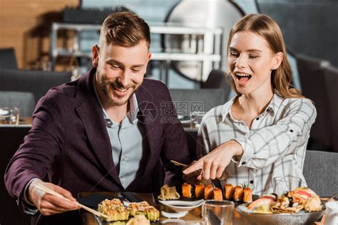 凶狠的快乐女人在餐馆吃饭时指着某样东西高清图片下载-正版图片505603803-摄图网