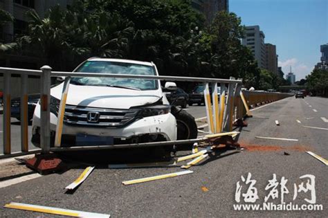福州华林路司机操作不当 小车失控撞护栏（图） - 社会 - 东南网