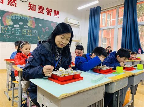 “让学生开心，让家长放心”—— 郑州六十中开展家长陪餐活动 - 校园网 - 郑州教育信息网