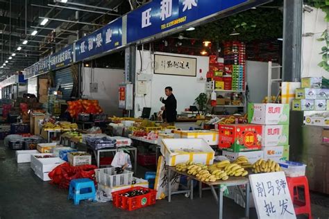 “出大门走几步就能买到新鲜蔬菜”，露天临时小型菜市场受市民欢迎_武汉_新闻中心_长江网_cjn.cn
