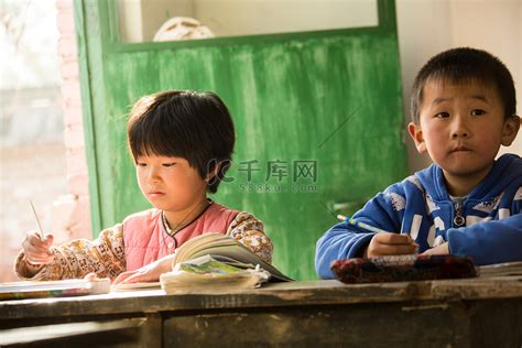 乡村小学里的小学生高清摄影大图-千库网