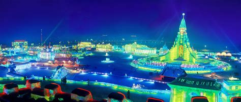 2022开始美丽的冰城哈尔滨的名片，冰雪大世界了。观光车，看轮子，都是履带啊。绚烂的城堡，魅力的童话_哈尔滨冰雪大世界-评论-去哪儿攻略