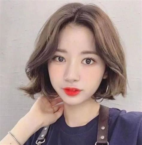 温柔短卷发女生头像
