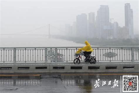 武汉急降暴雨开启看海模式 行车如行船--图片频道--人民网