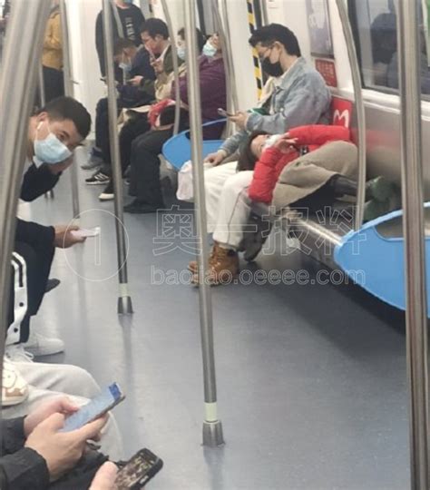 深圳地铁3号线，有人躺在座椅上睡觉_报料_民声汇_奥一报料_南都报系综合报料平台