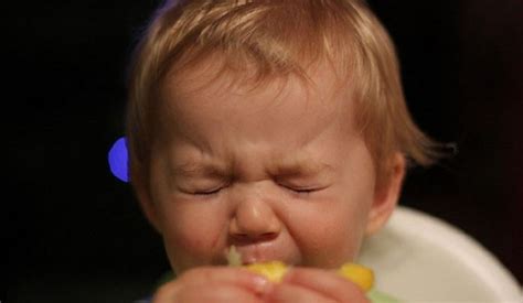 宝宝吃柠檬，随后的表情萌翻了！网友：酸爽，吃的好陶醉