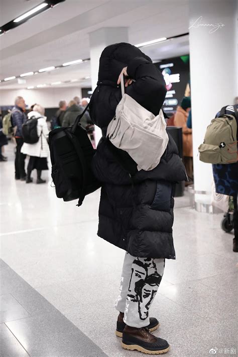 吴磊在机场炫耀了一下衣服变书包的技能……