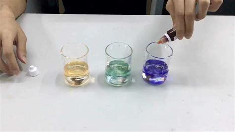 用PH测试剂来检测水的酸碱度