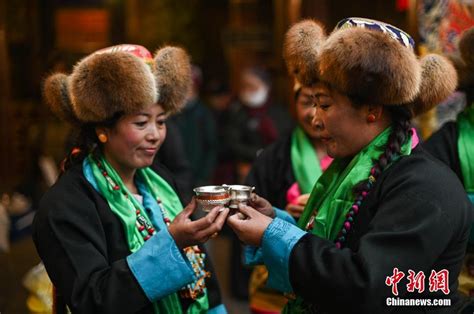 西藏“仙女节” 美酒舞蹈为爱祈福_荔枝网新闻