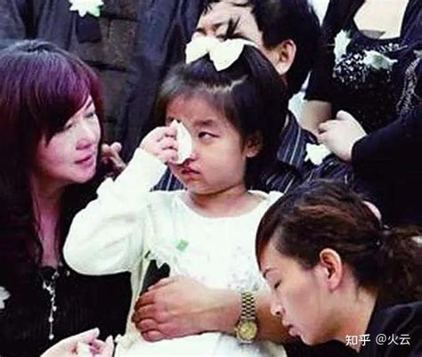 “深圳玫瑰”邢丹葬礼：与老公丛飞合葬，五岁女儿痛哭，千人送别 - 知乎