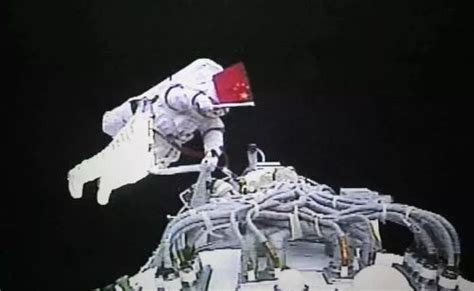“神七”航天员出舱先挥舞国旗的经典画面，其实源自一个错误警报_风闻