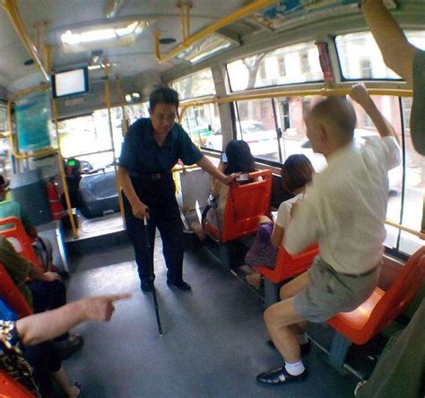 公交车上男子给孕妇让座，一声巨响之后全车人纷纷愤怒指责孕妇！|孕妇|公交车|巨响_新浪新闻