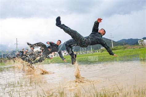 广西贺州：武警野外驻训砺精兵-人民图片网