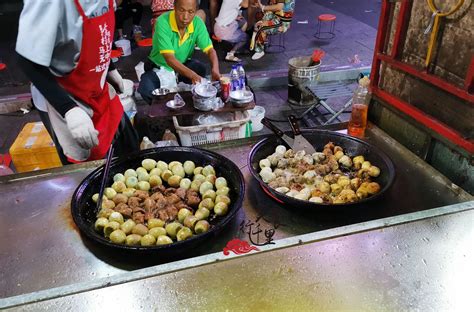 青岛李村夜市小吃街，晚上甚是热闹，充斥着各种声音、味道