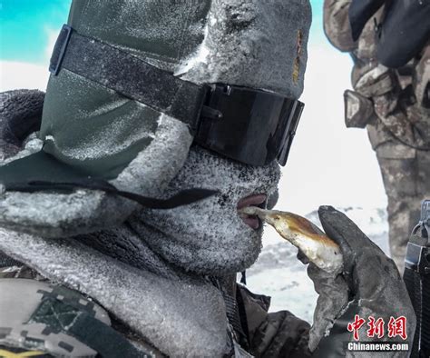 零下30℃西藏边防军人冒雪巡边 守住百姓安居