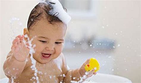 婴儿多久洗一次澡合适（冬天给娃洗澡）-幼儿百科-魔术铺
