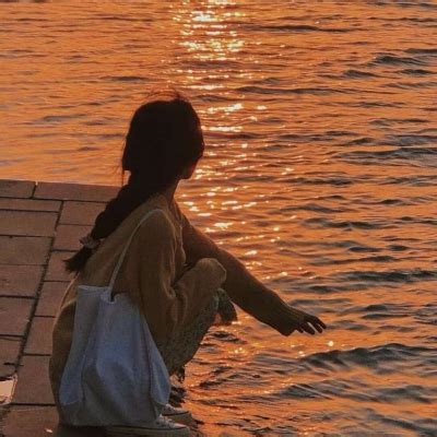 简约温柔女生侧影头像