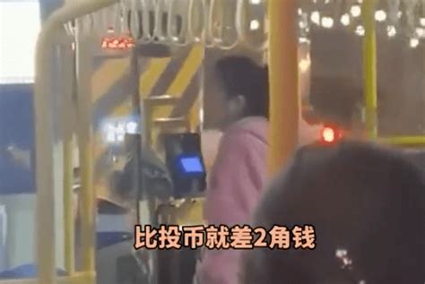 宜宾一女子因为4毛钱车费和行驶途中的公交司机吵架！（附视频）_乘客