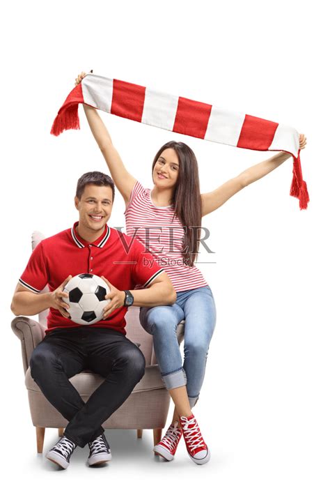 兴高采烈的球迷拿着足球和围巾坐在扶手椅上照片摄影图片_ID:317334573-Veer图库