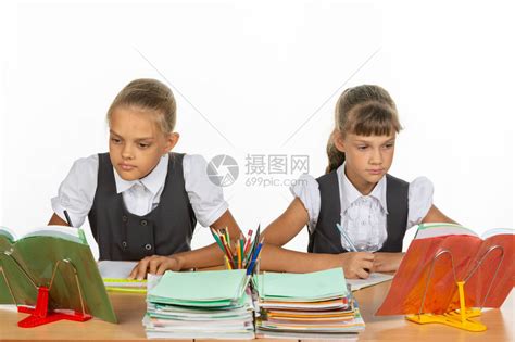 女孩们坐在书桌的书桌旁一个人低声语高清图片下载-正版图片504078277-摄图网