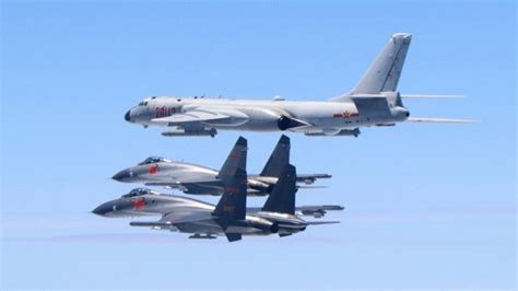 解放军军机与台湾山脉合影 台“国防部”回应_凤凰资讯