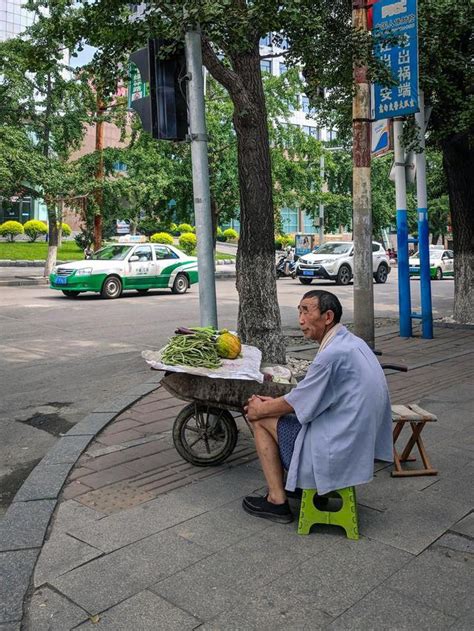 台风天老人在路边卖菜，民警全部买下后护送他回家_凤凰网视频_凤凰网