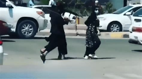塔利班当街鞭打抗议妇女 两名记者遭殴打后一度昏厥_凤凰网视频_凤凰网
