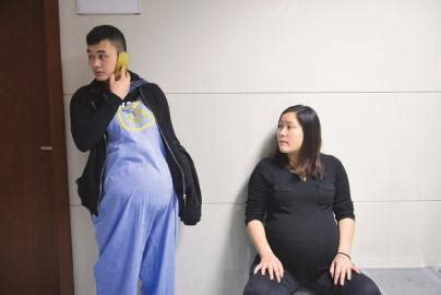 妻子二胎产下3胞胎男婴 丈夫穿孕妇装体验怀孕