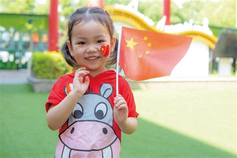 女孩手拿中国国旗设计元素1248*1596图片素材免费下载-编号130836-潮点视频