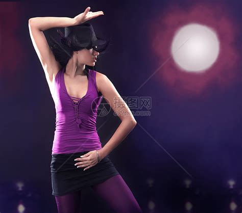 魅力,才华的女人练新的舞蹈高清图片下载-正版图片300175641-摄图网