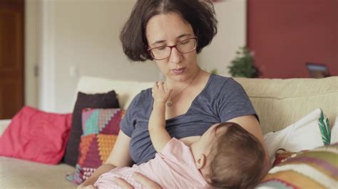 最新的哺乳视频_新妈妈哺乳视频教学_母乳喂养视频在线观看