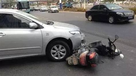 老人骑电动车逆行遇来车摔倒 两车未接触 来车被判担次责_凤凰网视频_凤凰网