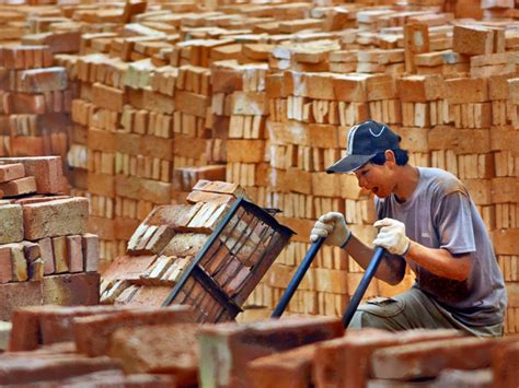 触目惊心！实拍孟加拉国砖厂打工者 环境恶劣收入低 _深圳新闻网