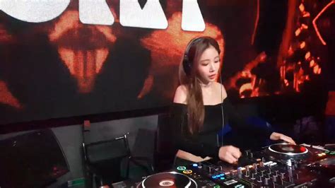 年轻夜店女DJ演出高清图片下载-正版图片507695427-摄图网